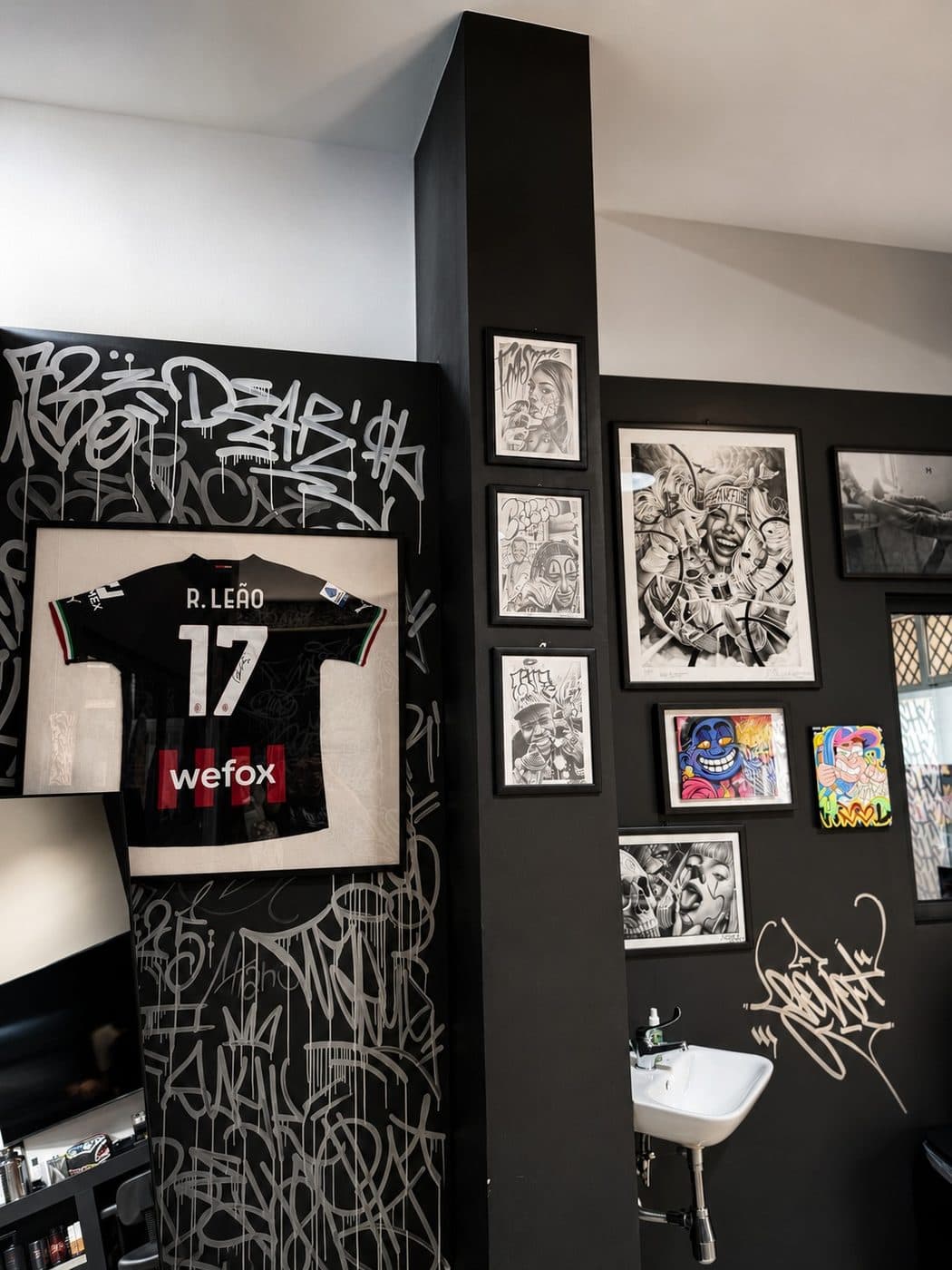 Sala tatuaggi con la maglia di R. Leão nello studio DEAR'S HOOD