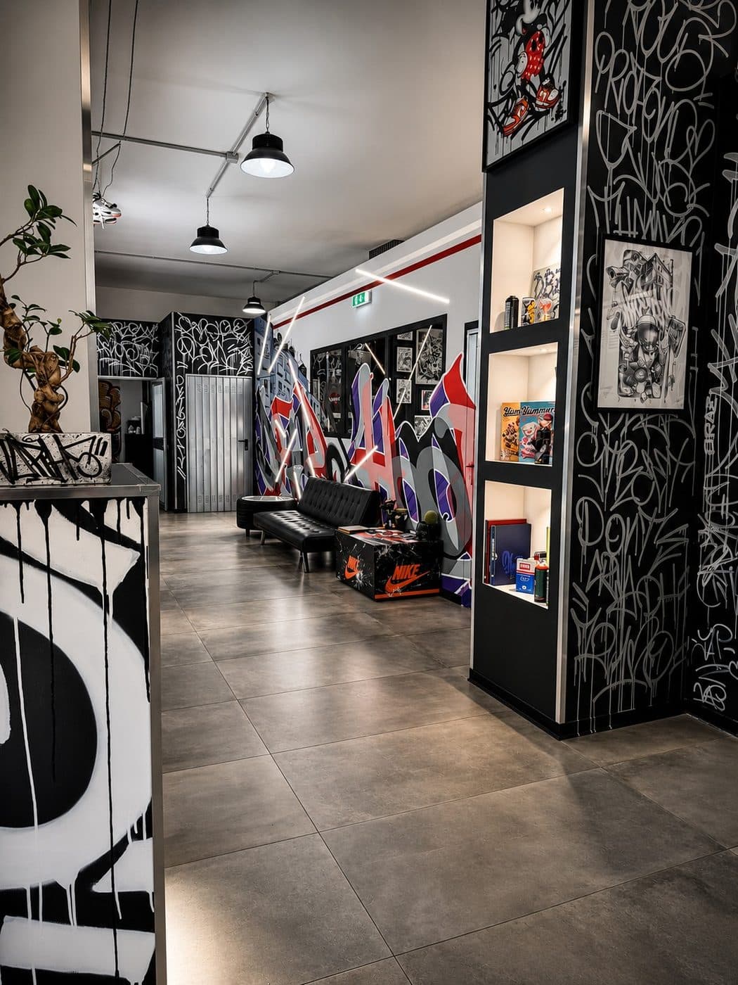 Corridoio con la reception dello studio DEAR'S HOOD