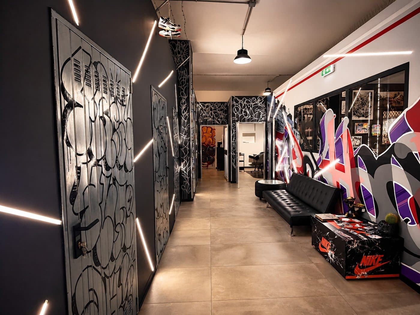 Corridoio con armadietti graffiti dello studio DEAR'S HOOD