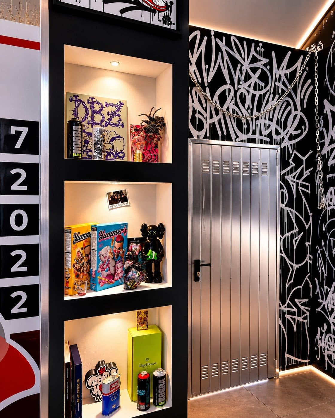 Espositori con opere e collezionabili dello studio DEAR'S HOOD