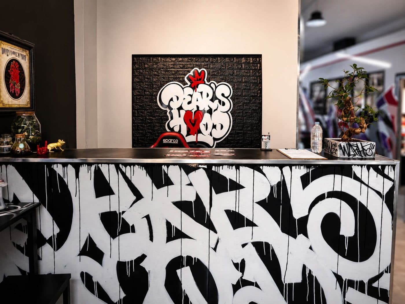 Reception con il logo DEAR'S HOOD