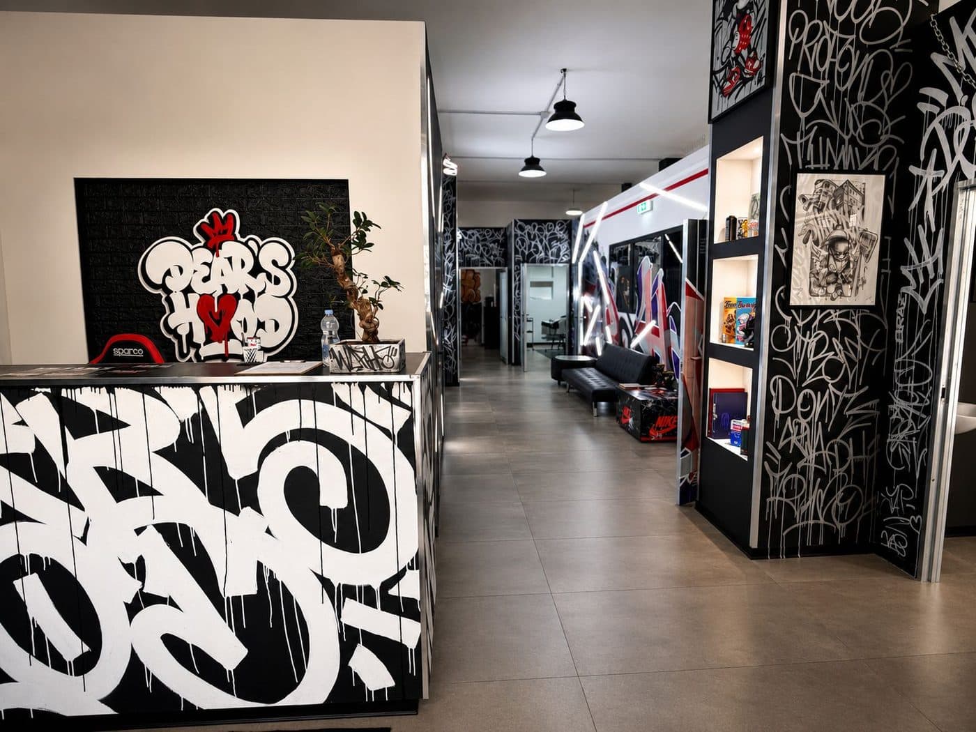 Corridoio con la reception dello studio DEAR'S HOOD